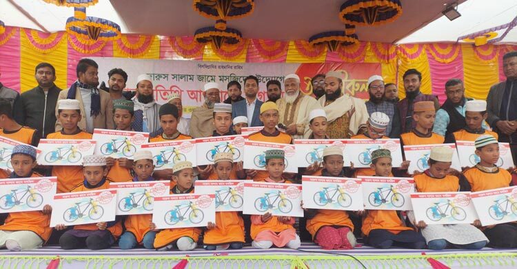 টানা ৪১ দিন মসজিদে নামাজ পড়ে সাইকেল পেল ২৫ শিশু